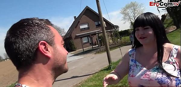 Fette Hausfrau mit großen Naturtitten beim EroCom Date verführt und outdoor gefickt